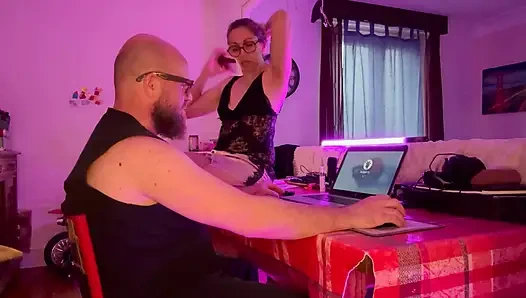 Er Nimmt Mich Vom Tisch