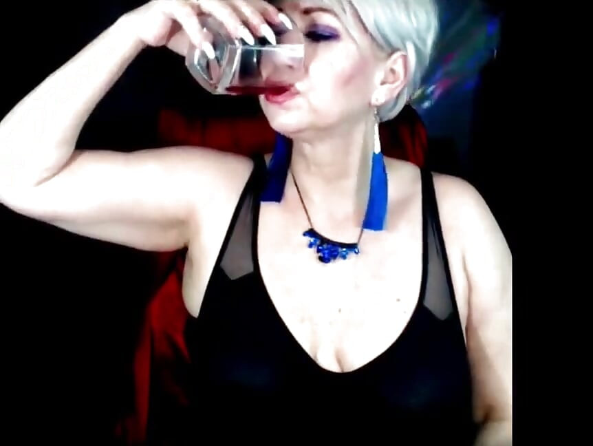 Moja żona jest fajną dziwką kamerze-12 dzikich milf tańczy z nagimi dużymi piersiami