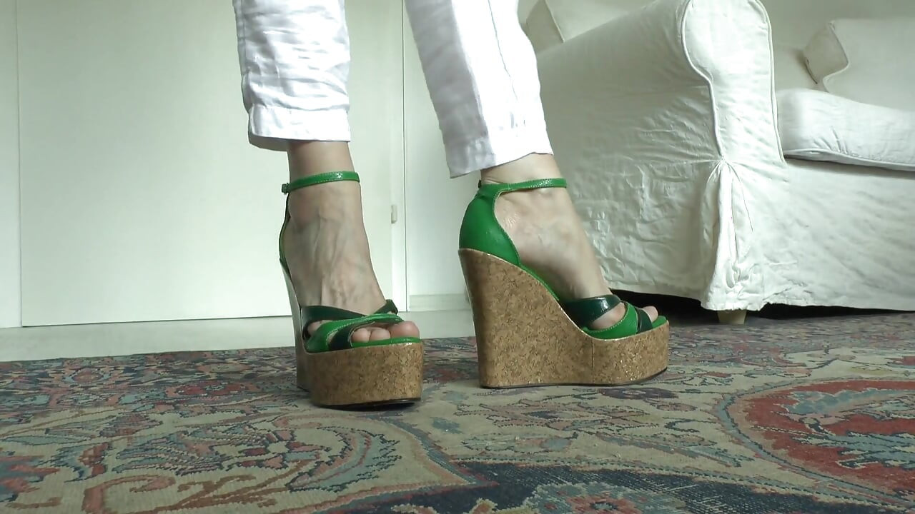 Fashion Show sandal tumit basah untukmu! Crot di celanamu! Lady Victoria Valente