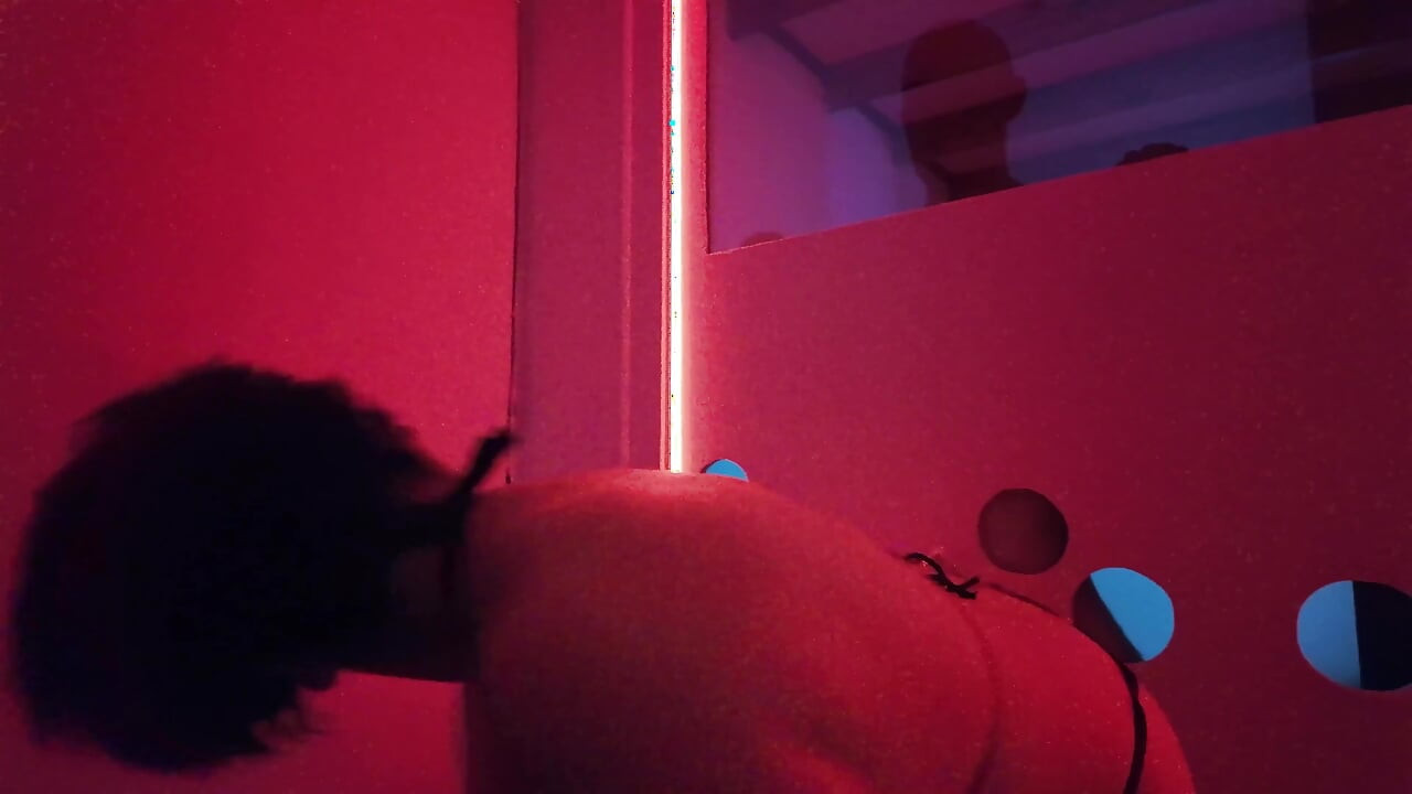 Meu primeiro glory hole, uma experiência com tesão