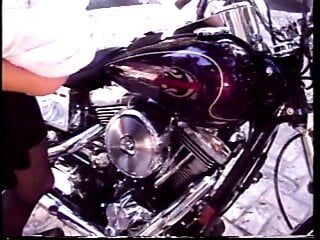 La giovane troia bionda motociclista si fa scopare la figa stretta con un duro schlong di stallone dai capelli lunghi