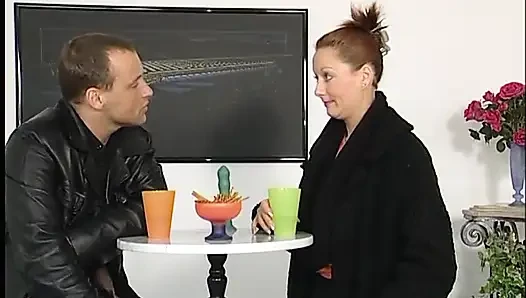 Sevimli orta yaşlı seksi kadın oyuncu seçmelerinde amcığıyla oynuyor