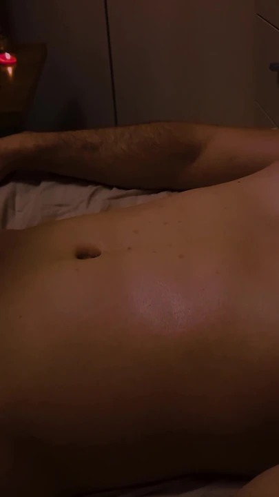 Viktigt ögonblick från "Kåt massör blir kär i min kuk och slutar inte suga - THAI erotisk nuru MASSAGE"