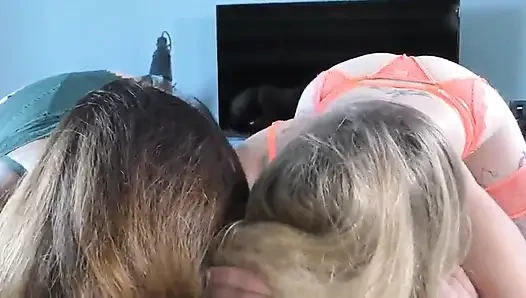 Cewek rambut pirang dan rambut cokelat ngocok kontol