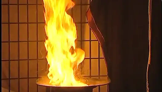 Schlampe von ihrem dom auf dem tisch benutzt