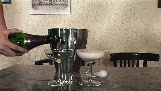 Vollbusige lesbische MILfs stopfen flasche tief für intensives vergnügen