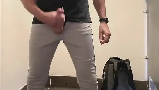 Jockdad87 umumi banyoda alfa dölü çekiyor