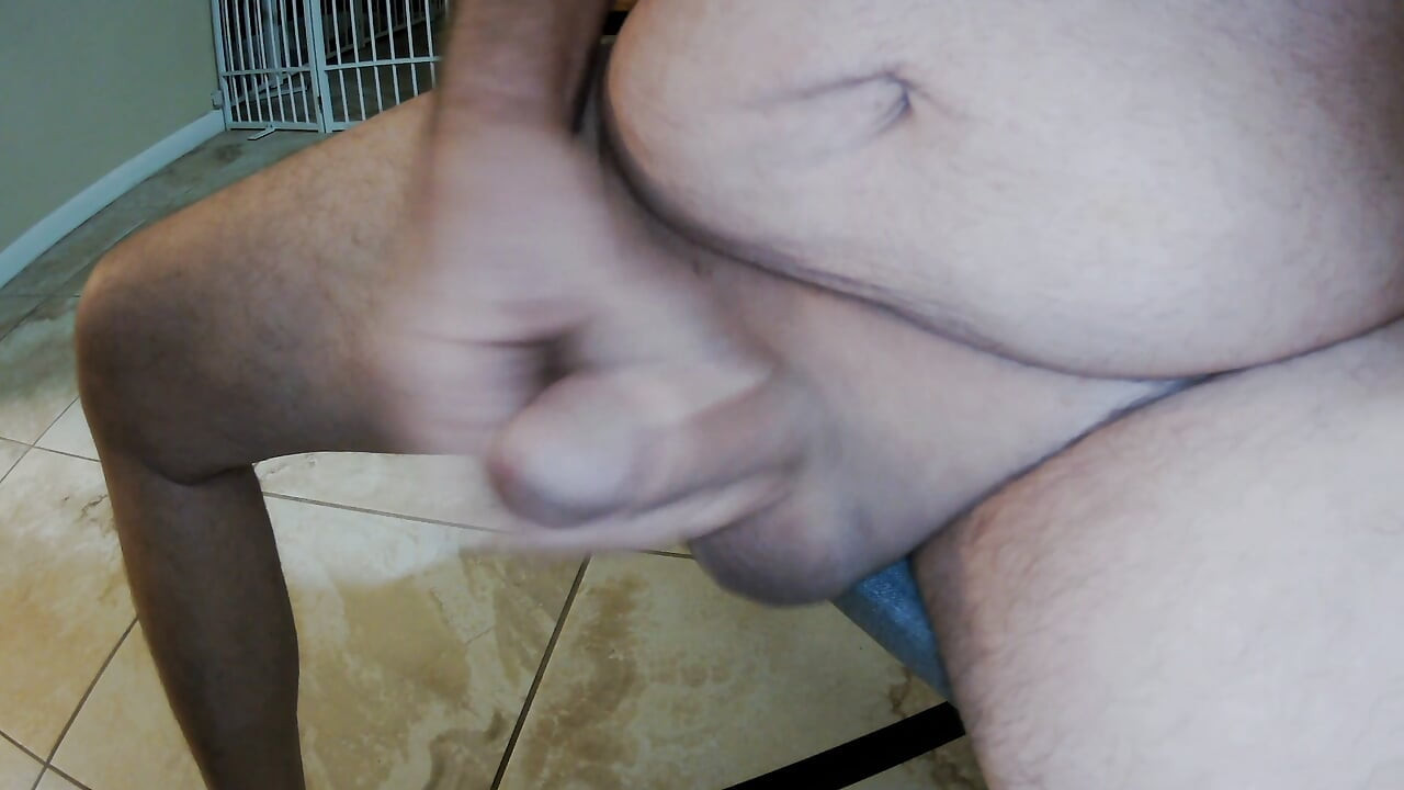 Acariciando mi polla afeitada hasta acabar