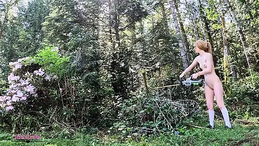 Bahçeyi düzeltiyor