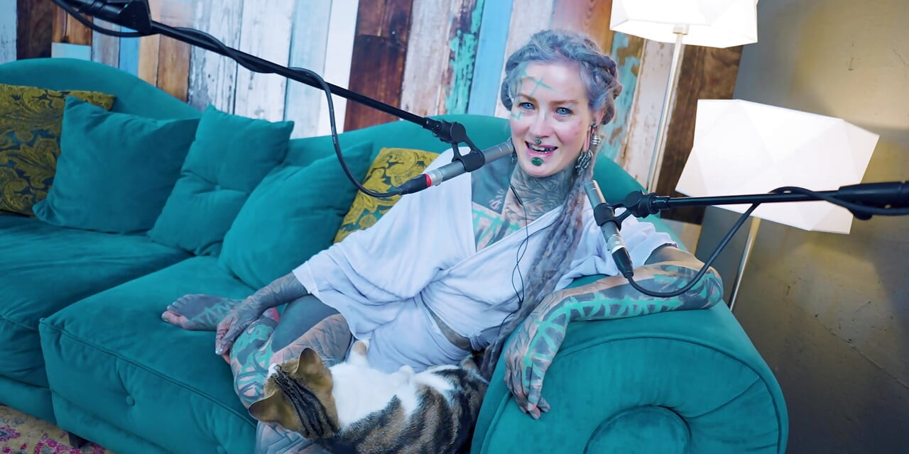 Ich spreche über E - Empathy - ASMR podcast SFW spricht goth dünnes mädchen dreadlocks tattoo-modell inked mädchen