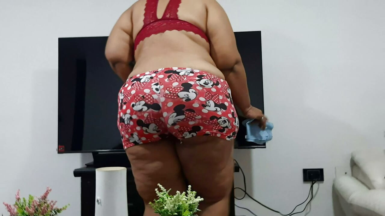 Madrastra me seduce con su enorme culo