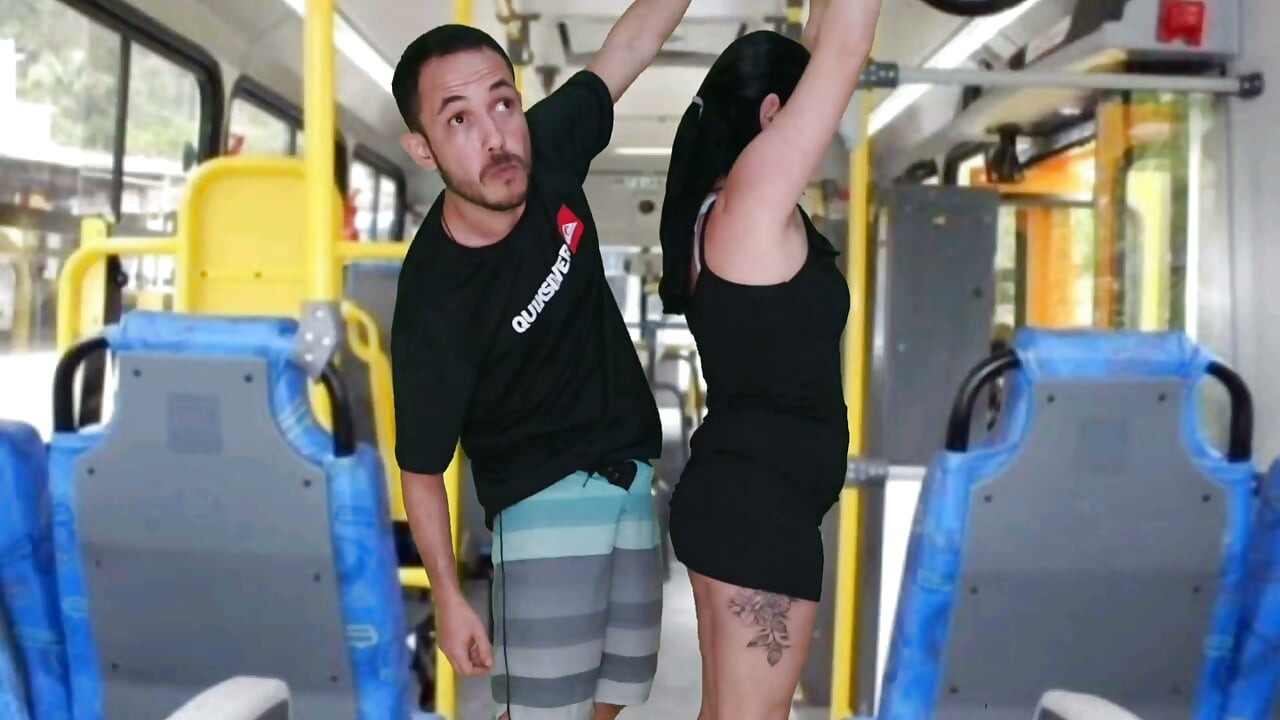 Stary Łotr z Encoxada i masturbuje się, aż spuści się na brunetkę w autobusie