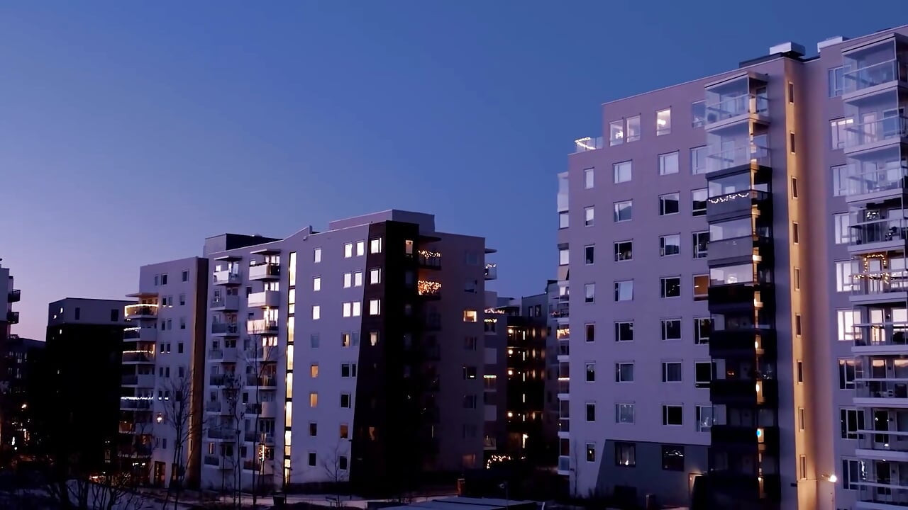 금발의 성욕 강한 MILF가 온몸에 박히고 분사하고 싶어