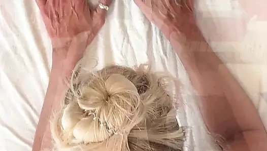 Masaj sırası sekse dönüyor - yarak emiyor ve sikişiyor