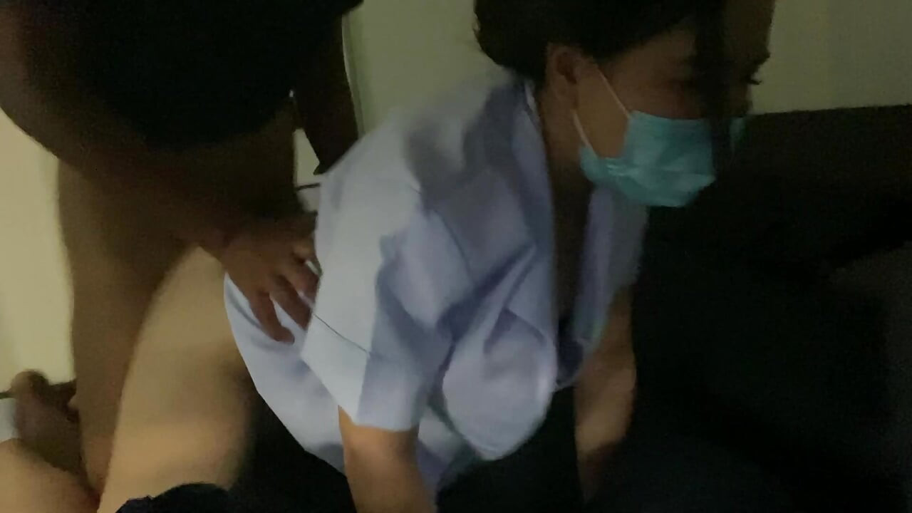 Desnuda real hace garganta profunda en sexo hardcore antes del trabajo