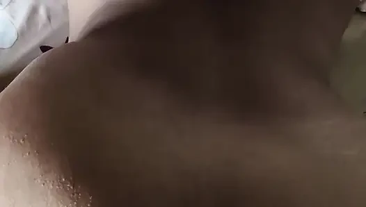 Yaşlı üvey kız kardeşine doğum gününde altın bir zincir verdi