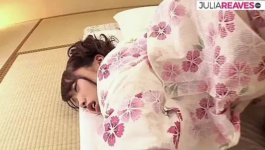 Ateşli kız büyük bir yarağı emiyor ve sonra üstüne çıkıp boşalıyor