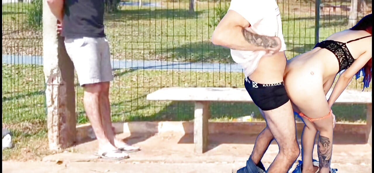 在公交车站的户外人群中做爱 很多疯狂