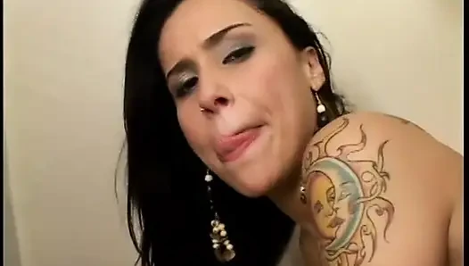 Monica Mattos tıraşlı vajinasını yalatıyor ve sonra sakso çekerken sikiliyor