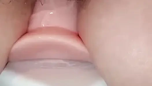 Olgun sürtük büyük bir fışkırtma yapıncaya kadar büyük kıllı amında yeni bir büyük oyuncak deniyor