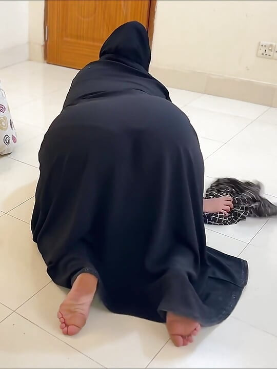 Arabian Big Ass Saudi Hotel Maid rengjør rommet mitt da jeg onanerte på sengen!