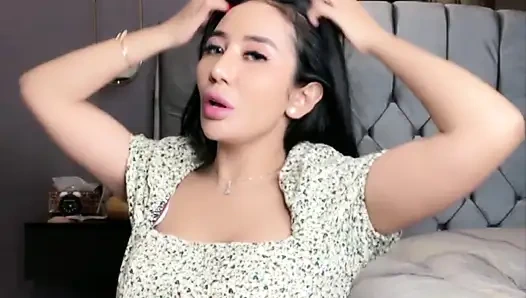 Ein schönes mädchen, das ihren freund zerquetscht hat und das auf ihren freund zerquetscht ist