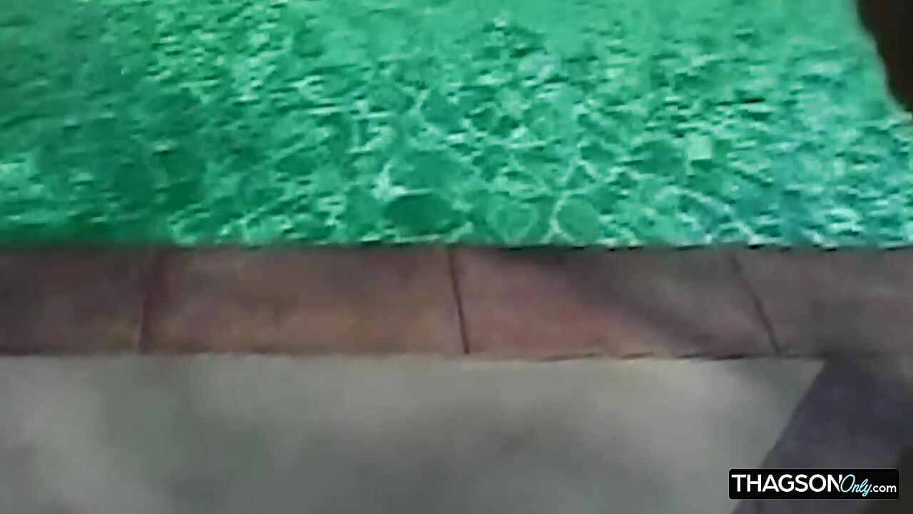 Tante seksi rambut cokelat di kolam renang dientot habis-habisan sampai becek