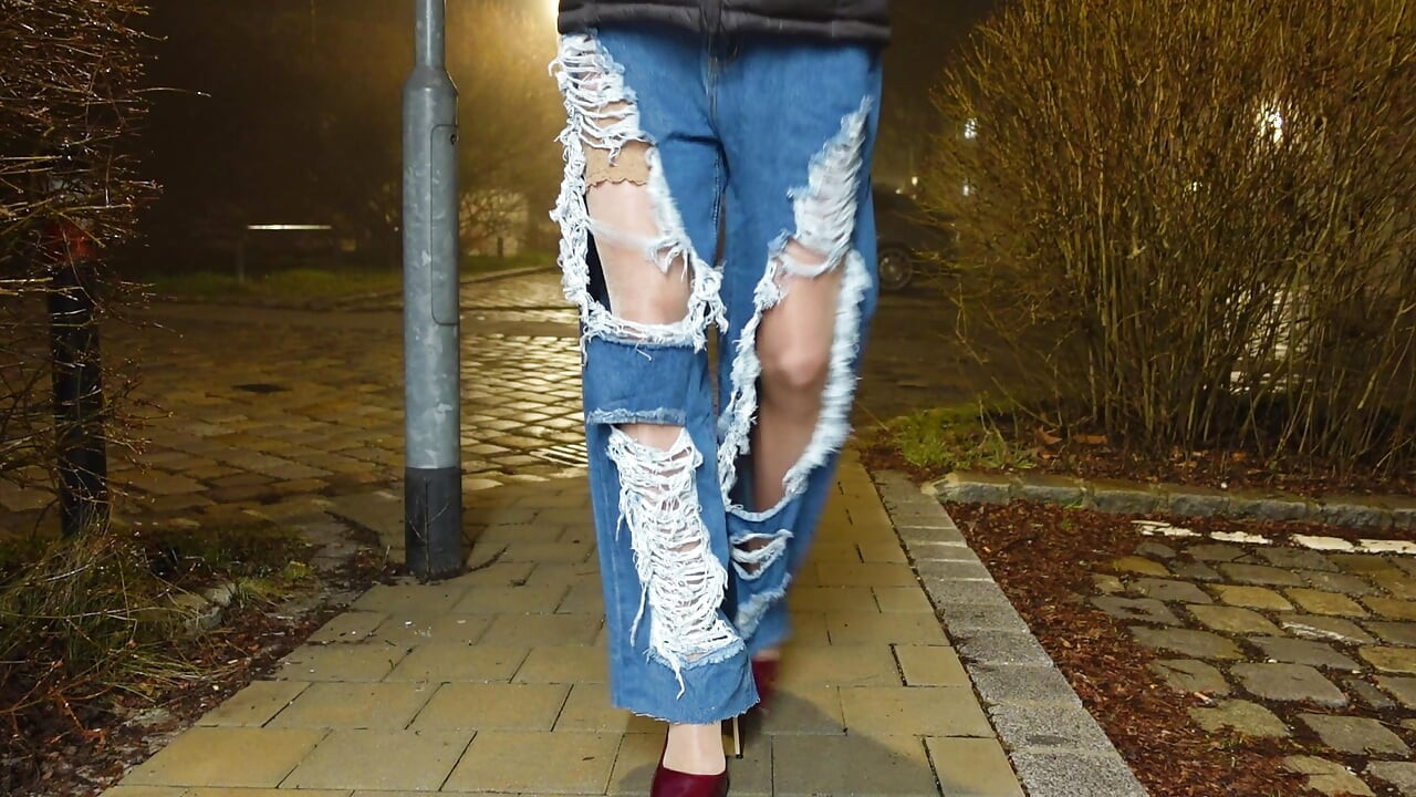 În blugii mei sexy rupți, atât de tare m-am durut