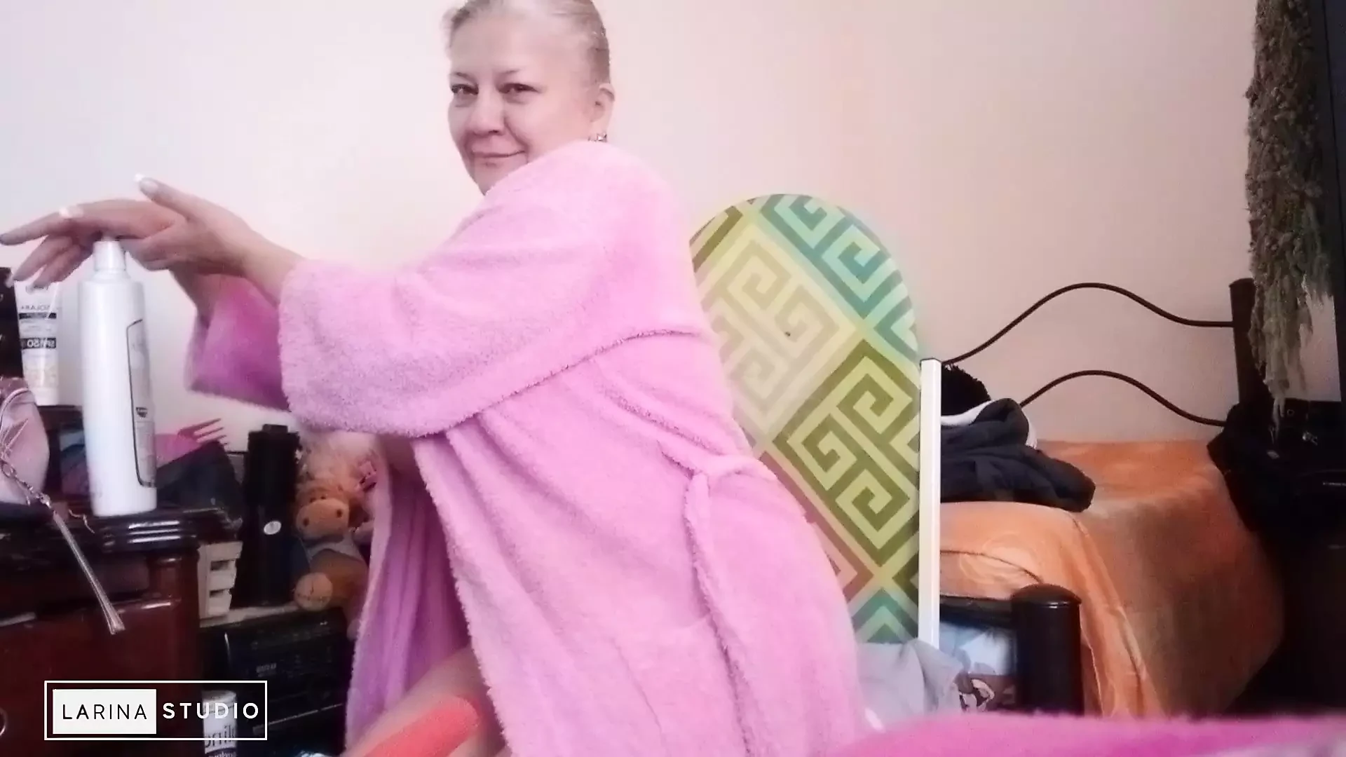 Želiš da skinem ovo i pokažem ti tange sa mojim velikim dupetom i ogromnim porno grudima