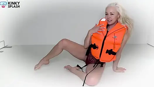 Спасательный пояс, инструкция по дрочке в твоей мокрой мечте - киска, тверкинг и спермо-фантазия