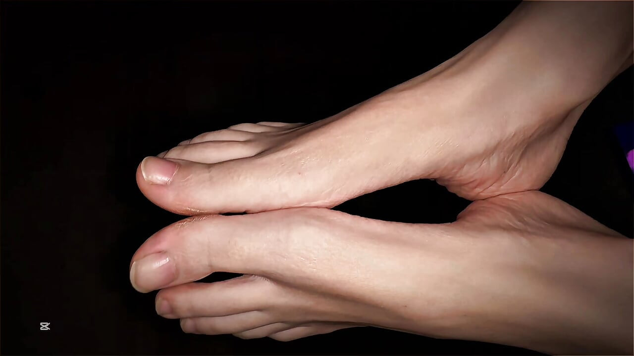 CUTIE TEASING ART: VIRGIN GIRL IS Listening TO MUSIC AND SHOWING HER FEET AND BUTTHOLE CLOSE UP