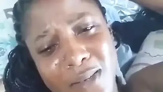 Mulher negra deseja sexo e está com muita fome de paus