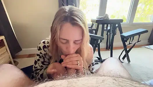 Пылкая жена сосет и глотает каждую последнюю каплю после потрясающего минета