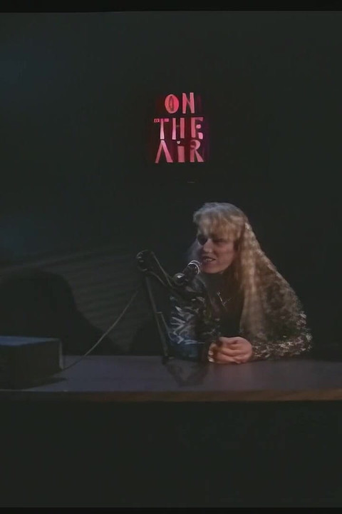 二人の淫らな女の子が硬いペニスを共有するホットなスリーサム