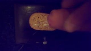 Éjaculation sur un biscuit