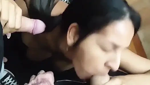 Aku nyepong kontol pria ini dan lanjut nyepong kontolku habis-habisan!