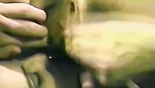 Cewek hot rambut cokelat lagi asik jilat dan fingering memeknya sampai muncrat banyak banget