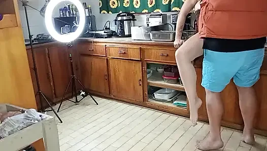Dia mencoba membuat salad dan kemudian dia makan kontol