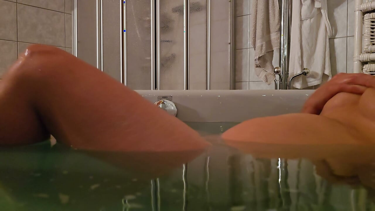 Touching and philosophizing in the bathtub, female eroticism
