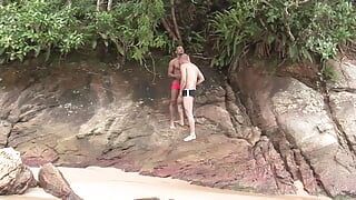 Сексуальный пляжный трах с красивым длинным мясистым темным хуем