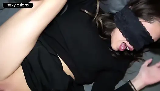 Schöne schöne verheiratete frau beginnt mit blowjob, unerwartete wendung führt zu intensiver creampie-begegnung