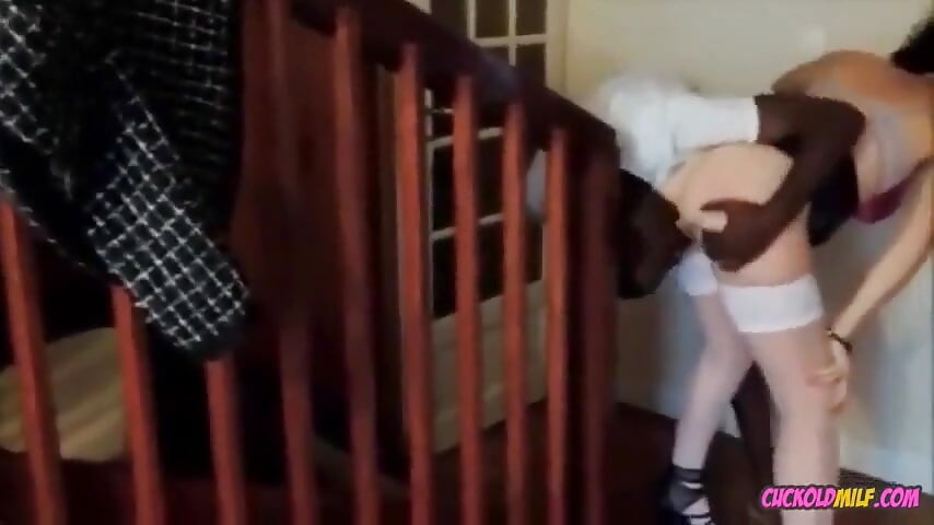 Tante seksi ini dientot sama pria lain saat lagi ngentot sama pria lain