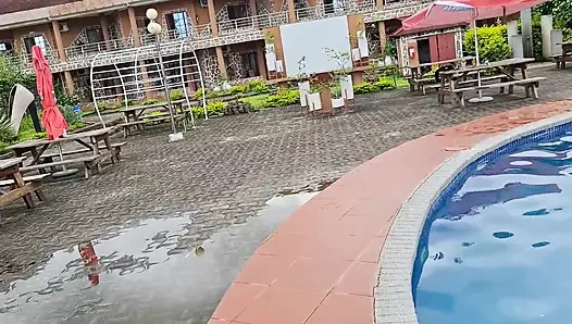 Sperma schwimmen im pool, harter sex im wasser, doppelter orgasmus