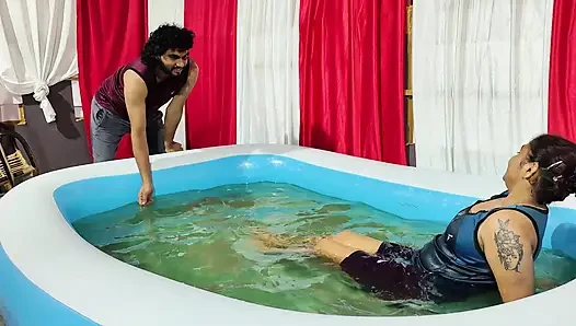 Kız ateşli havuz banyosu ve oğlan izliyor
