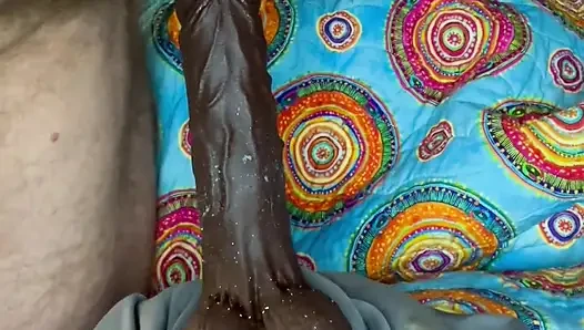 Cspot dildoya biniyor ve titrerken yüksek sesle inliyor