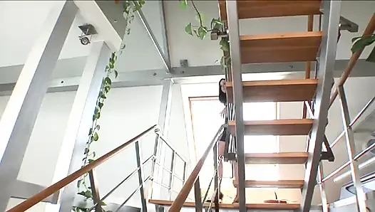 Koyu saçlı sürtük üç sert yarak alıyor