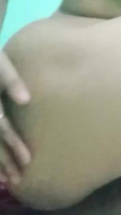 Key moment from "Desi girl presses her kuche dabate hui pakdi"
