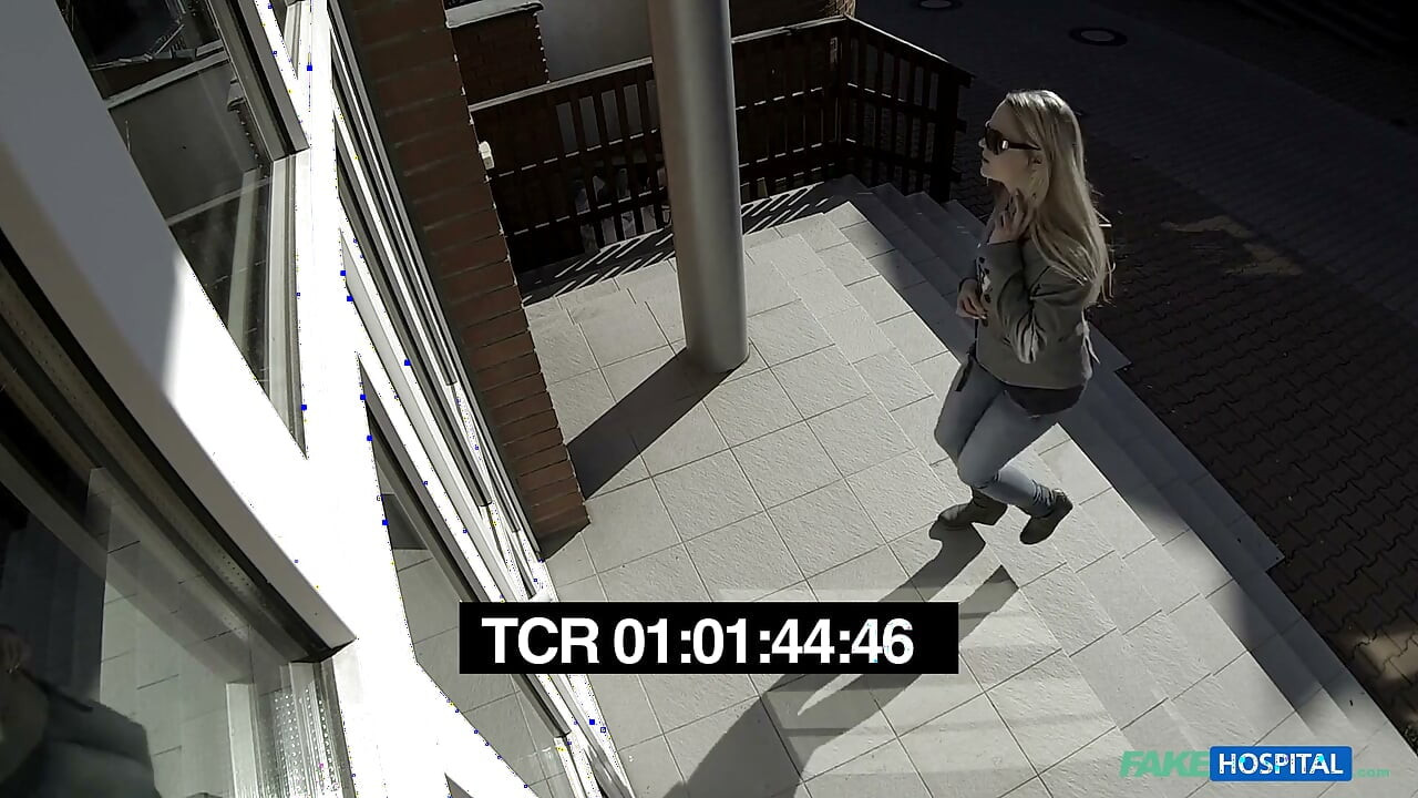 Blondă tânără drăguță Încă amețită după doctorul ejaculează în ea