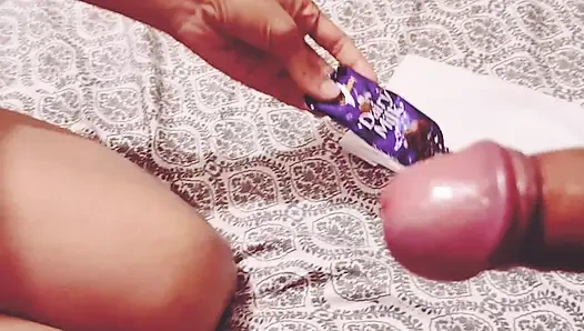 Betrügende ehefrau gibt ihrem freund im hotelzimmer einen