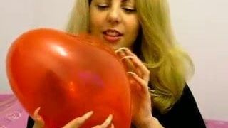 Margo estourando balões com unhas longas e afiadas